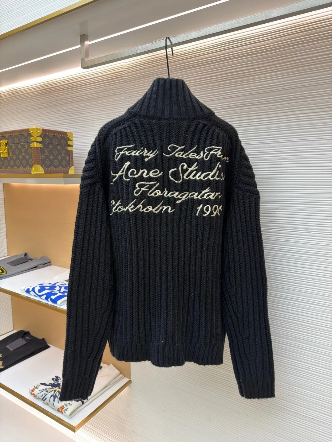 Acne Studios embroidered zipper sweater jacket ●Original version: purchased and developed for 8500 ●Item number: 1682074-B95 ●Fabric: wool blended fabric ●Technology: embroidery production ●Color: black ●Version: fitted version ●Weight: about 1795 grams ●Size: S-M-L-XL ●Description: Custom-woven mellow black woolen texture material, full texture, thick and solid Every inch of fiber contains heavy warmth. The main color is rich black, exuding an irresistible charm. The longitudinal knitted lines on the front panel are more profound and three-dimensional. The exquisite zipper design is cleverly integrated into the knitted jacket, making the jacket instantly revitalized. The white embroidered logo on the back panel jumps out on the black in an elegant manner, carrying the brand's story and history. The heavy texture texture shows its luxurious charm everywhere. It shows a unique fashion attitude in minimalism and uses imported machine embroidery technology. It uses advanced computer control systems and precision mechanical components to realize Acne's seasonal embroidery logo operations with high precision. The lines are smooth and delicate. The garments are washed with softening and deodorizing technology. Professional washing equipment and specific detergents are used to deeply clean and deodorize the clothes to improve the feel and appearance of the clothes. The overall wiring is straight and delicate, the fabric is comfortable and soft, and the color is consistent without color difference. It can be matched with the same style to create a fashionable look and control various occasions. Customized accessories, complete with three standards, same style for men and women!